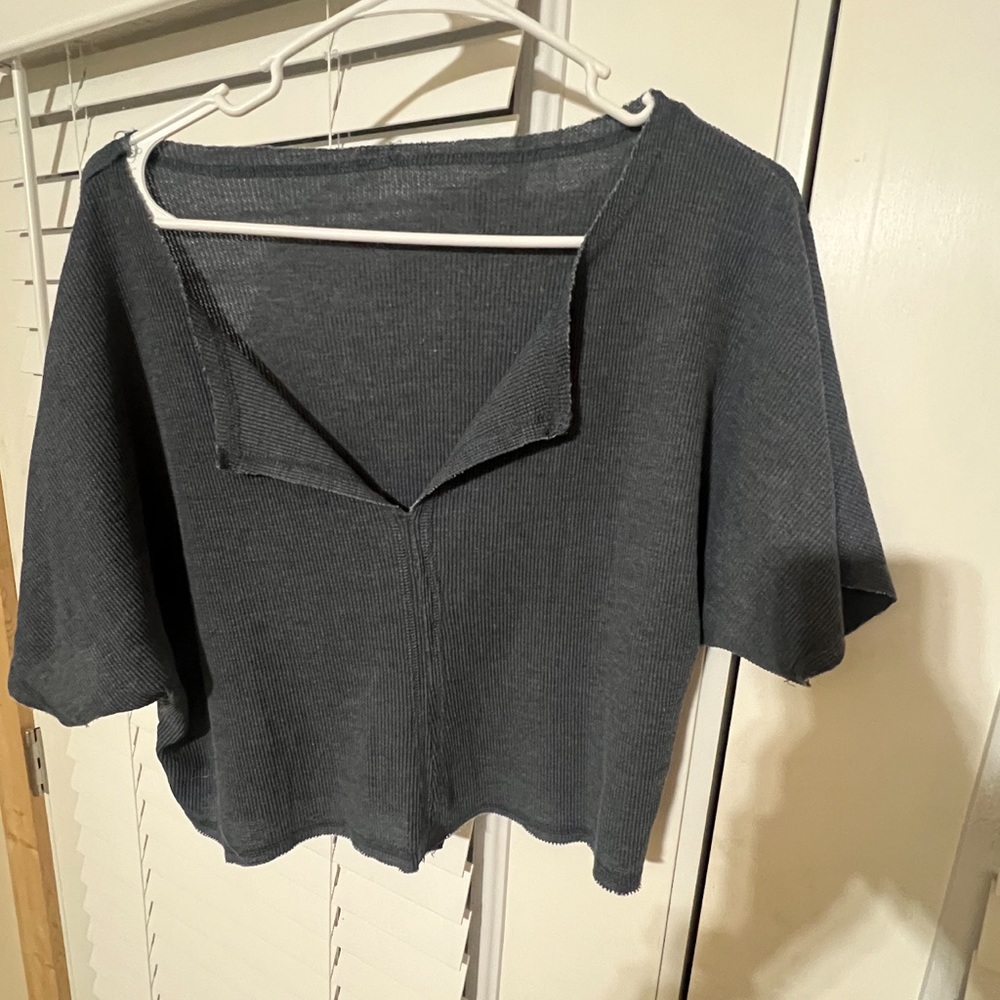Women’s gray crop top